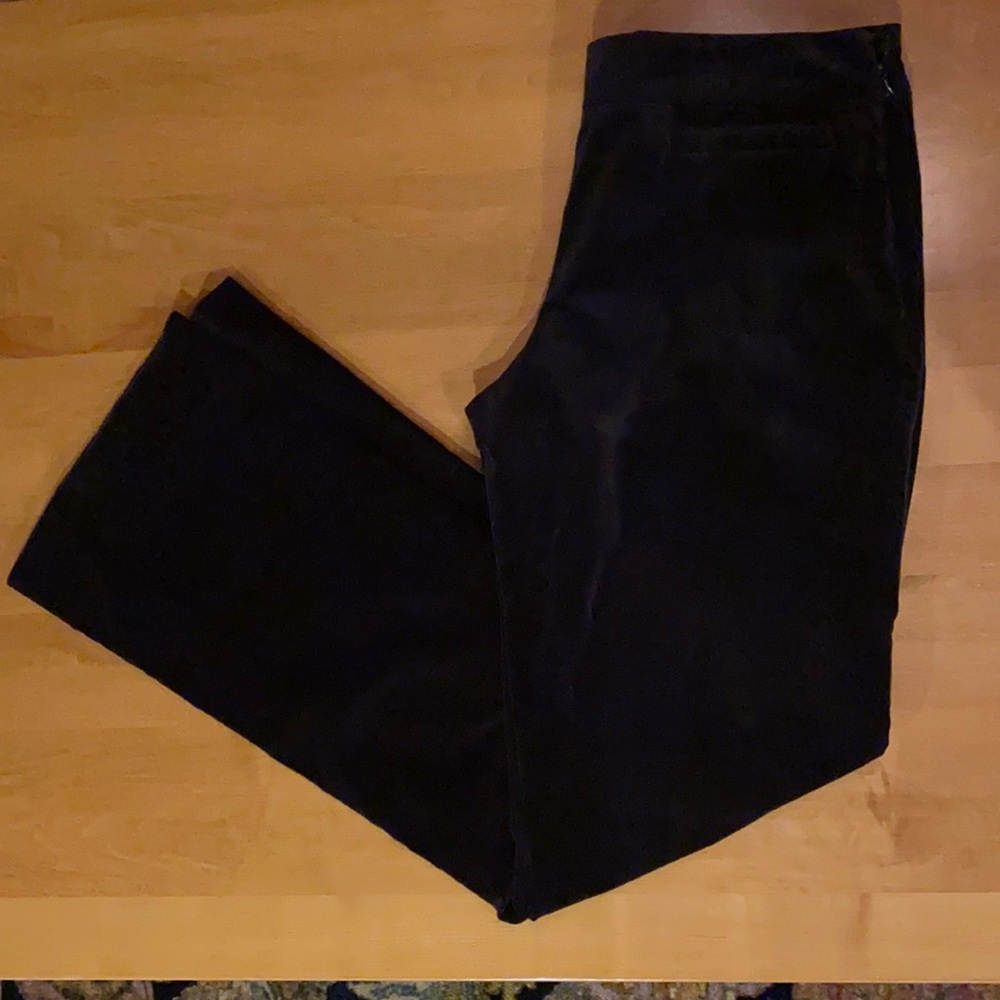 Women’s authentic Gucci velvet pants, side zipper. Fits slim size 44.  Very nice